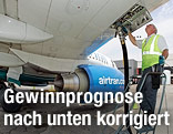 Flugzeug wird getankt