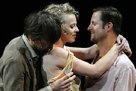 © APA/Barbara Gindl Patrycia Ziolkowska in der Mitte von Sebastian Rudolph und Philipp Hochmair
