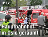 Feuerwehrwagen stehen vor dem Osloer Hauptbahnhof