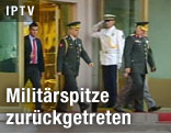 t&uuml;rkische Milit&auml;roberh&auml;upter verlassen Geb&auml;ude