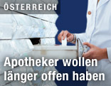 Apotheker &ouml;ffnet Lade