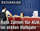 Reisender am Flughafen-Schalter