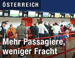 Reisende am Flughafen Wien Schwechat