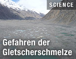 Geschmolzenes Wasser vor einem Gletscher