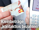 Kreditkarte und Leseterminal