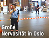 Ein Polizist vor einer Absperrung am Osloer Hauptbahnhof