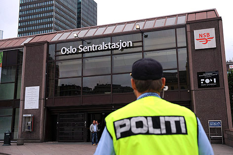 © APA/EPA/dpa/Jörg Carstensen Ein Polizist vor dem Osloer Hauptbahnhof