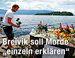 Ein Mann legt bei der Insel Utoya Blumen im Gedenken an die Opfer des Massakers nieder.