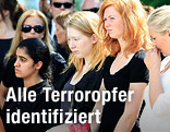 Trauernde bei Begräbnis