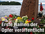 Blumen und Kerzen am Ufer der Insel Utöya