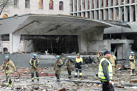 Der durch die Bomben völlig zerstörte Eingangsbereich des Regierungsgebäudes