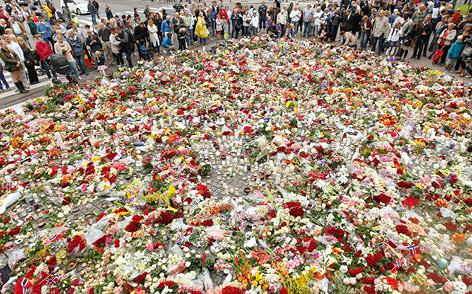 © Reuters/Cathal McNaughton Menschen stehen vor einem Blumenmeer im zentrum von Oslo