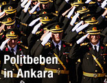 Soldaten salutieren
