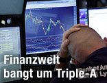 Analyst vor dem Bildschirm in der New Yorker Börse