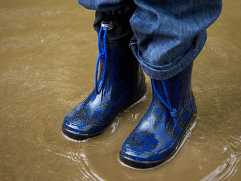 © Fotolia/Darren Baker Blaue Gummistiefel im Regen