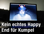 Ein im Freien aufgestellter Laptop zeigt das Bild eines verschütteten Kumpels