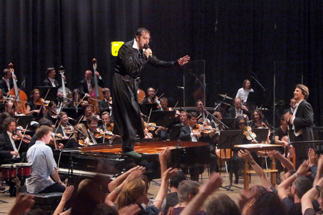Gonzales auf dem Klavier neben Cornelius Meister