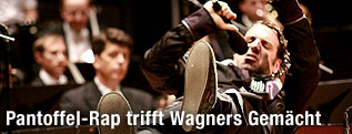 Jason Beck alias Chilly Gonzales singt am Klavier liegend.