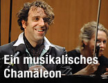 Jason Beck alias Chilly Gonzales l&auml;chelt.