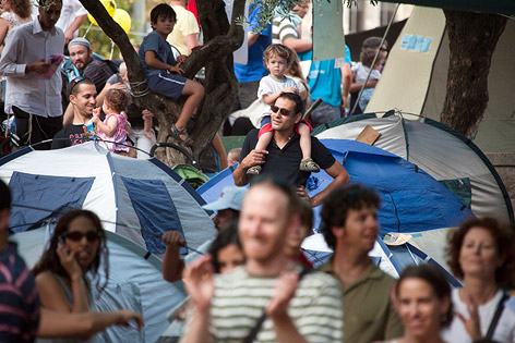 © APA/EPA/Jim Hollander Junge Israelis mit ihren Kindern in jerusalemer Zeltstadt