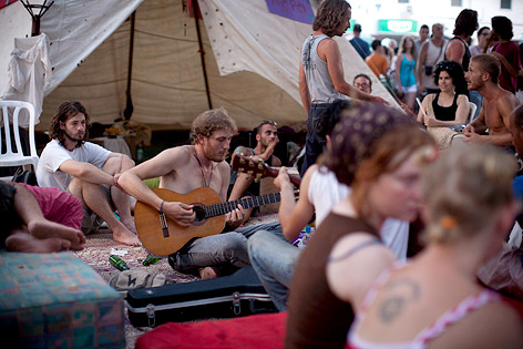 © APA/EPA/Oliver Weiken Gitarrenspieler in einer Zeltstadt in Tel Aviv