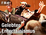 Jason Beck alias Chilly Gonzales beim Crowdsurfing
