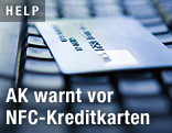 Kreditkarte auf Tastatur