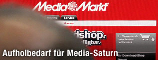 Mann vor Bildschirm beim Online-Shopping