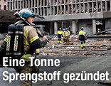 Rettungskräfte im Regierungsviertel in Oslo nach der Bombenexplosion