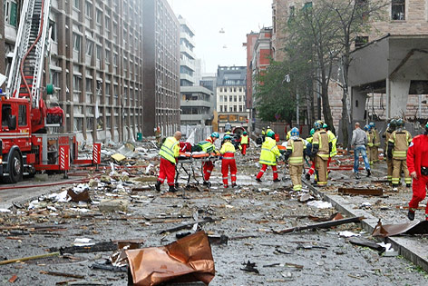 © APA/EPA/Berit Roald Rettungskräfte versorgen Opfer nach der Explosion in Oslo