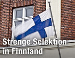 Finnische Flagge vor Geb&auml;ude