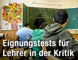 Lehrerin mit Sch&uuml;lern im Klassenzimmer