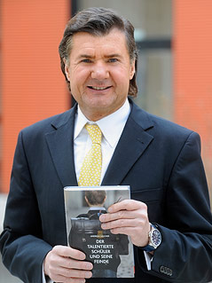 © APA/Ecowin Verlag/Niko Formanek Andreas Salcher mit seinem Buch "Der talentierte Schüler und seine Feinde"