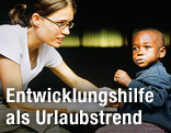 Eine freiwillige Ärztin versorgt einen kleinen Jungen