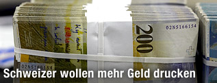Mehrere B&uuml;ndel 200-Franken-Banknoten