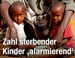 Somalische Flüchtlingsfamilie in einem Camp in Kenia