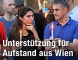 Protestierende mit Kerzen