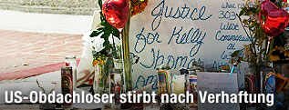 Blumen und Kerzen für Kelly Thomas