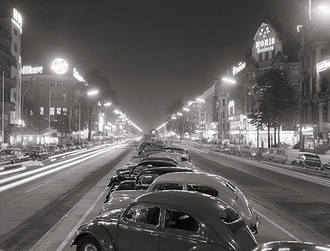 © Corbis/Bettmann Straßenszene in der Nacht, im Hintergrund die Kaiser Wilhelm Kirche