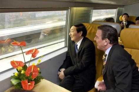 © DPA/Martin Athenstädt Chinas früherer Premier Zhu Rongji gemeinsam mit dem deutschen Ex-Kanzler Gerhard Schröder während der Transrapid-Jungfernfahrt 2002