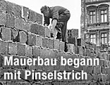 Ein Mann beim Berliner Mauerbau