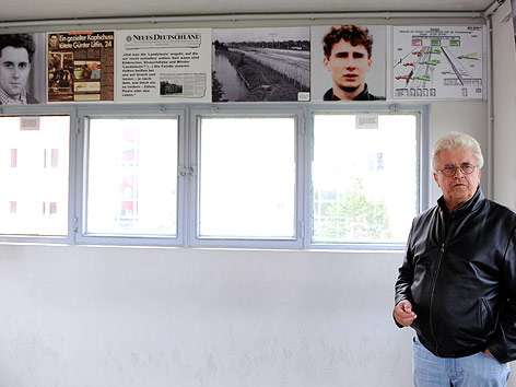© dapd/Berthold Stadler Jürgen Liftin in der Gedenkstätte für seinen erschossenen Bruder
