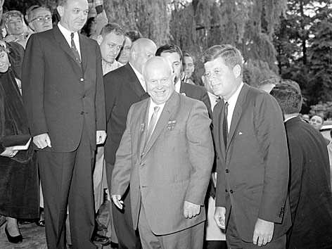 © AP Sowjet-Regierungschef Nikita Chruschtschow und US-Präsidenten John F. Kennedy 1961 in Wien