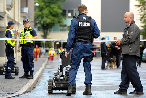 © Reuters Estnische Polizisten stehen neben einem Bombenroboter