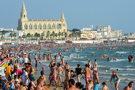Überfüllter Strand in Südspanien