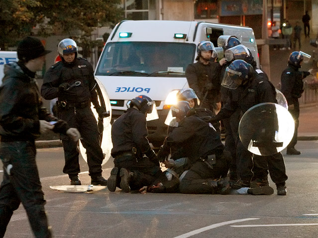 Polizei bei Festnahme in Birmingham