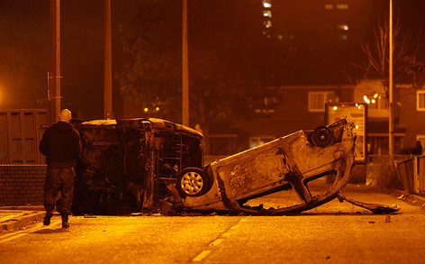 Ausgebrannte Autos auf den Straßen von Manchester