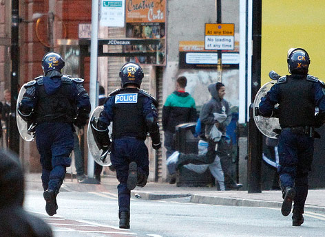 Polizei jagt plündernde Jugendliche