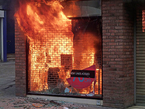 Brennendes Schaufenster in Manchester