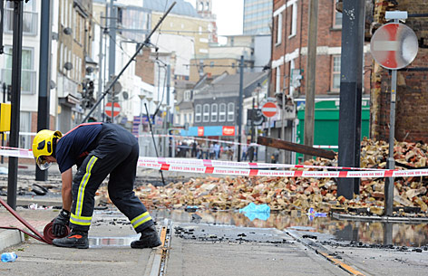 Steinhaufen nach den Krawallen in London